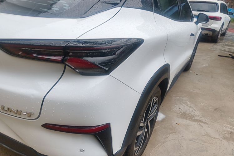 长安UNI-T 2021款 1.5T 卓越型车身外观6006