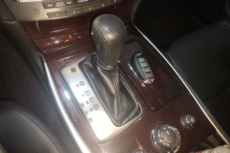 英菲尼迪Q70 2013款 Q70L 2.5L 舒适版中控内饰18