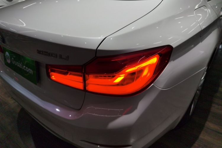 宝马5系 2019款 530Li 领先型 豪华套装车身外观9