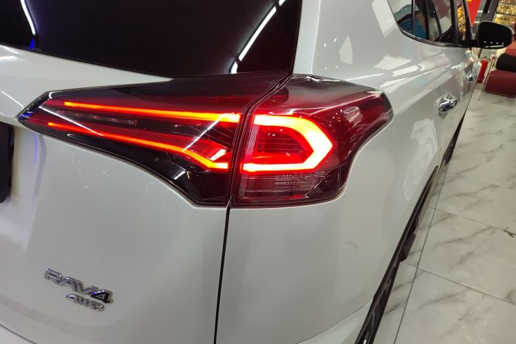 丰田 RAV4荣放 2018款 2.5L 自动四驱精英i版车身外观9