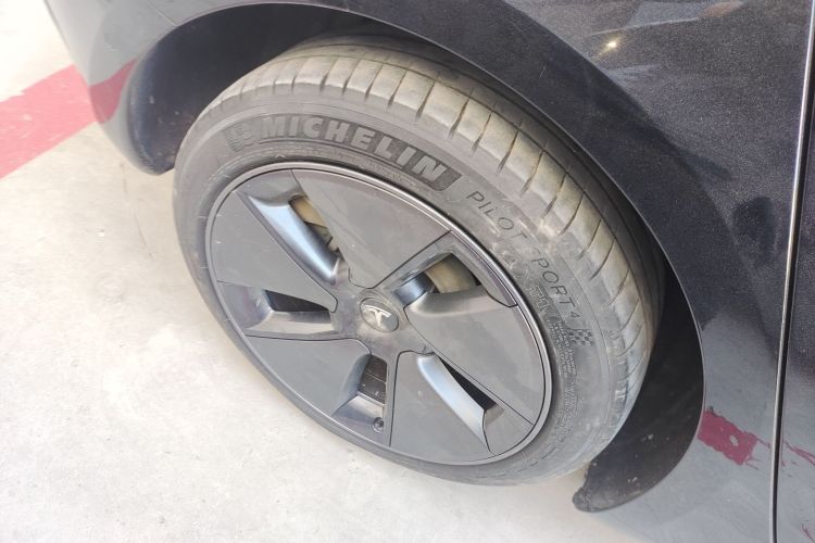 特斯拉 Model 3 2021款 标准续航后驱升级版车身外观6008