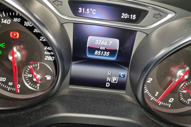 奔驰GLA 2018款 GLA 200 动感型中控内饰15