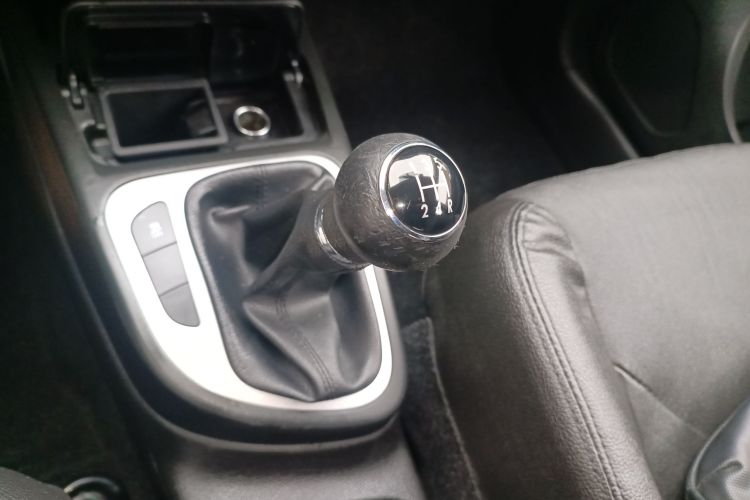 一汽 骏派D60 2016款 1.5L 手动豪华型中控内饰18