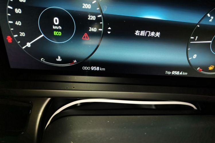 福特 全顺T8 2024款 T8 2.3T柴油自动短轴中顶6座多功能版3/3中控内饰15