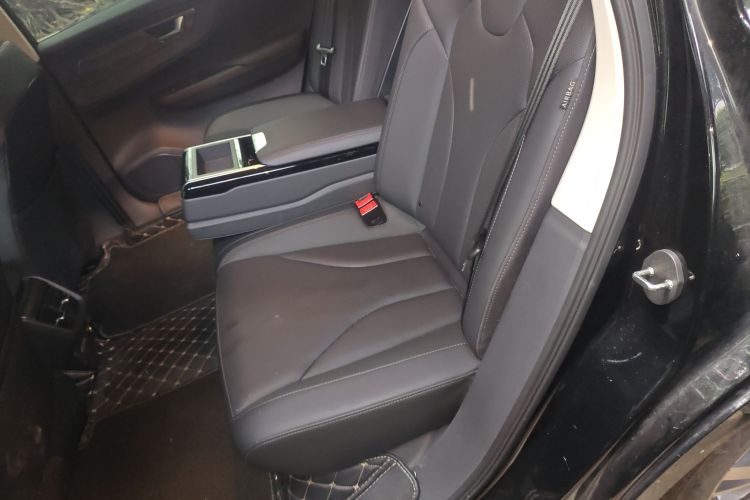 红旗E-QM5 2022款 431km 充电乐享版中控内饰7004