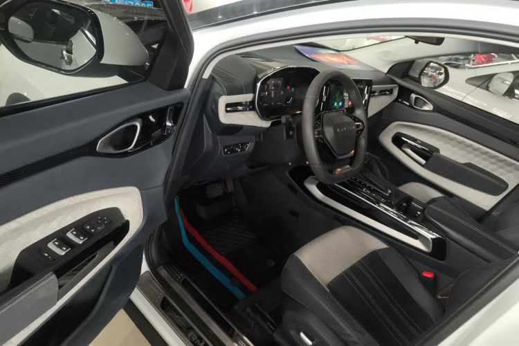 宝骏RM-5 2019款 1.5T CVT 24小时在线豪华型 7座中控内饰20