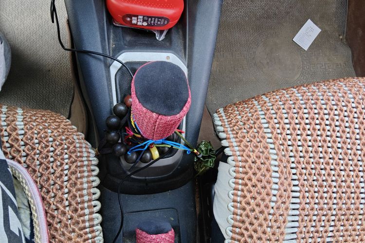 标致301 2016款 1.6L 手动舒适版中控内饰18