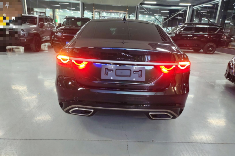 捷豹XFL 2023款 XFL 2.0T P250 两驱精英运动鎏金版车身外观6