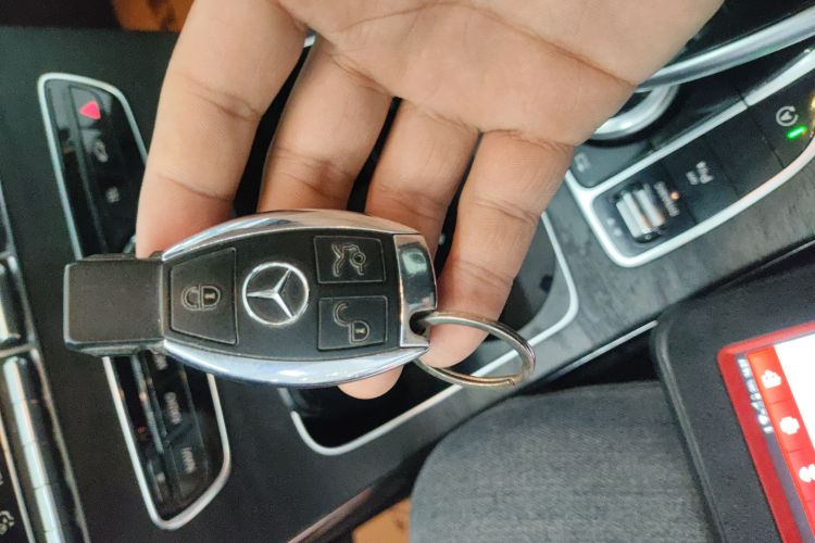 奔驰C级 2017款 改款 C 180 L 时尚型运动版中控内饰11