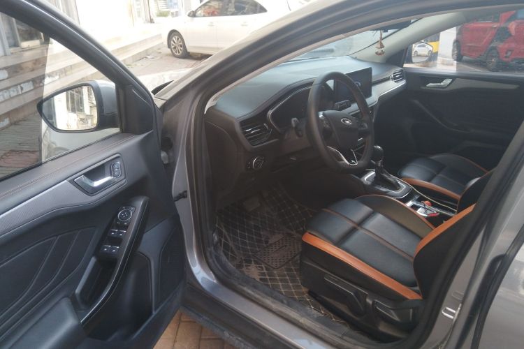 福特 福克斯 2022款 两厢 EcoBoost 180 自动竞速版中控内饰20