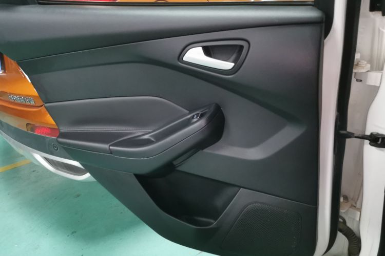 福特 福克斯 2015款 三厢 EcoBoost 125 自动超能风尚型中控内饰7008