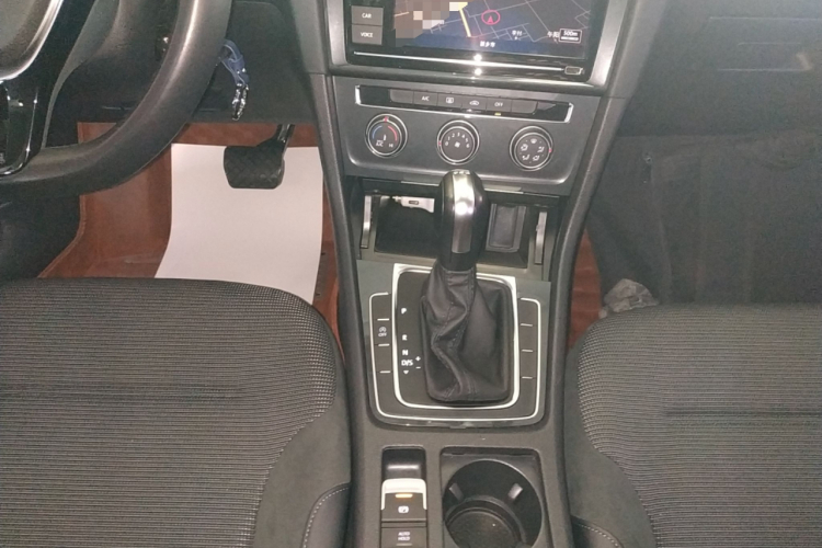 大众 高尔夫 2019款 280TSI DSG舒适型 国VI中控内饰18