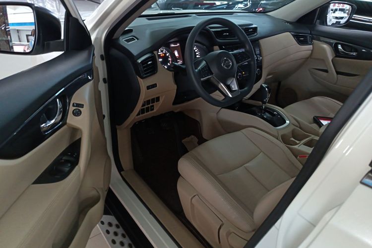 日产 奇骏 2017款 2.0L CVT舒适版 2WD中控内饰7003