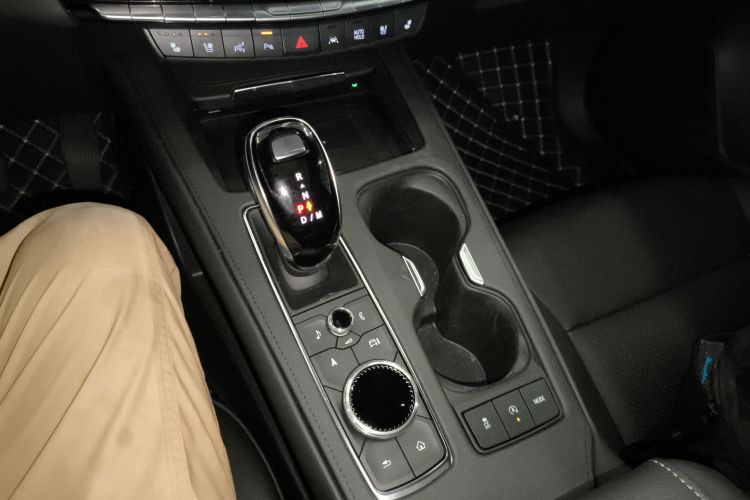 凯迪拉克XT4 2024款 28T 两驱豪华型中控内饰18