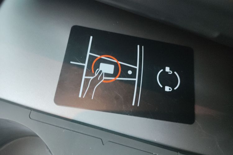 特斯拉 Model Y 2024款 后轮驱动版中控内饰7001