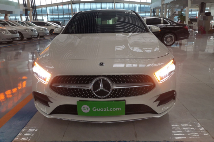 奔驰A级 2022款 改款三 A 200 L 运动轿车时尚型车身外观2