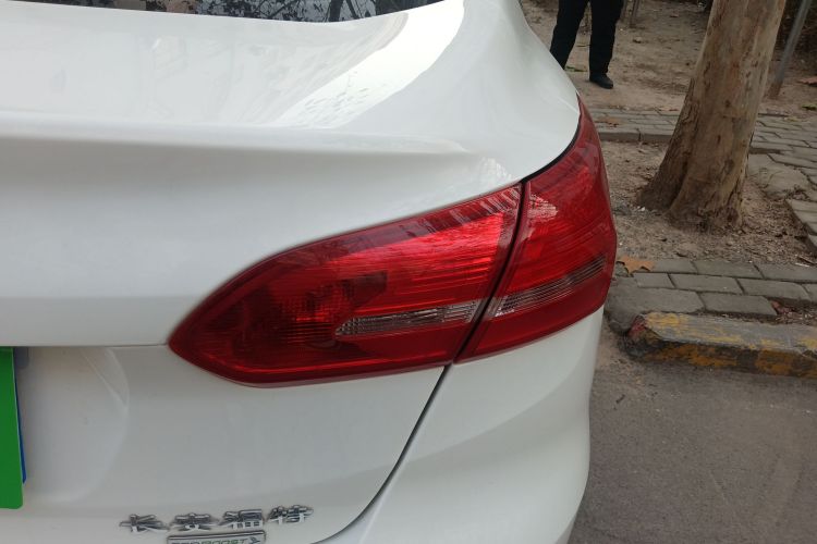 福特 福克斯 2018款 三厢经典 EcoBoost 180 自动精英型车身外观9