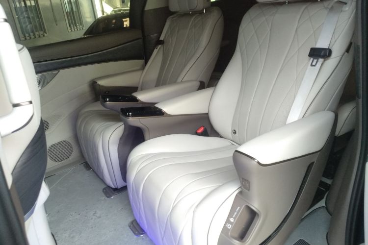 腾势D9 2022款 DM-i 1040 尊贵型中控内饰7004