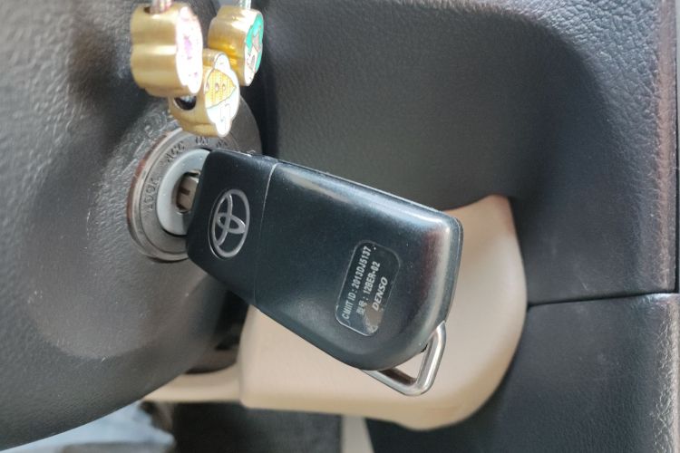 丰田 凯美瑞 2015款 2.0G 领先版中控内饰11