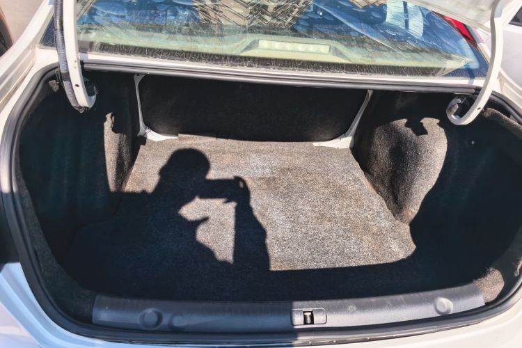 大众 朗逸 2013款 改款经典 1.6L 手动风尚版机舱底盘23