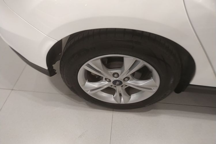 福特 福克斯 2015款 两厢 1.6L 自动舒适型车身外观6008