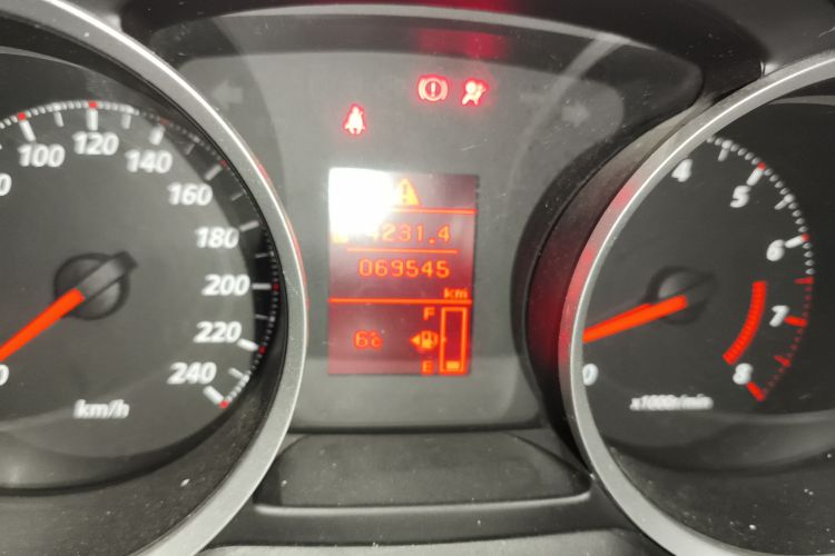 三菱 翼神 2012款 时尚版 1.8L 手动舒适型中控内饰15