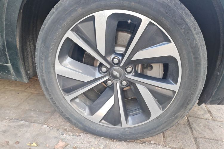 理想汽车 理想ONE 2021款 增程6座版车身外观10