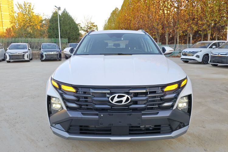 现代 2025款 途胜L 1.5T 精英版车身外观2