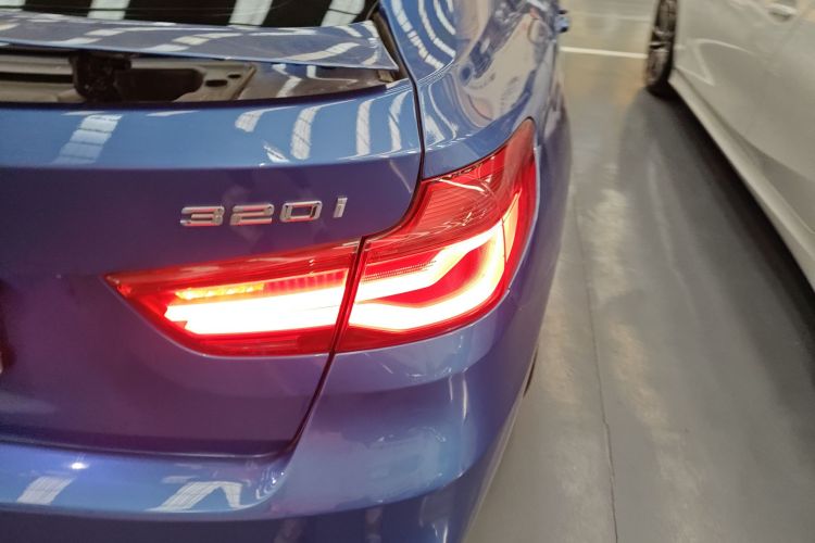 宝马3系GT 2018款 320i M运动型车身外观9