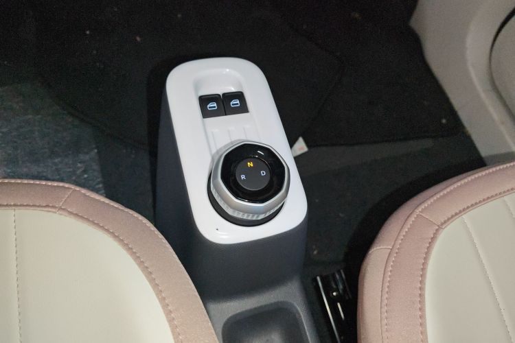 吉利银河 2025款 210km 熊猫卡丁中控内饰18