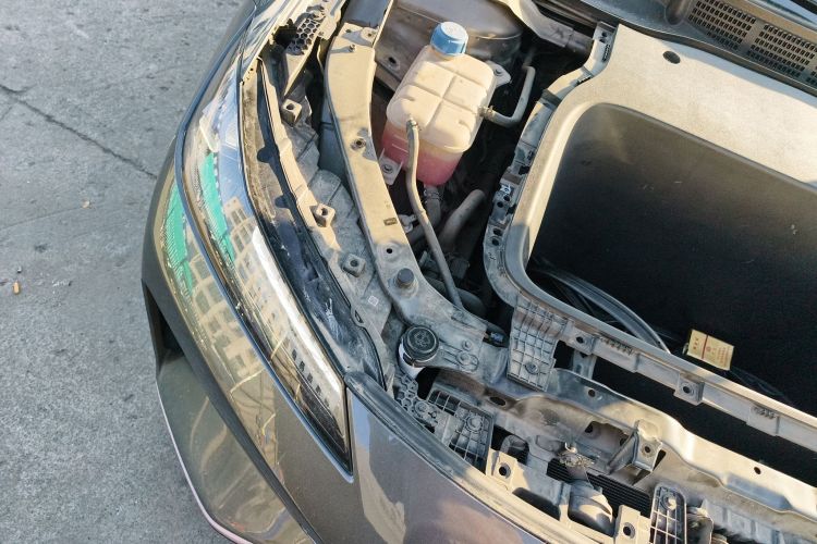 深蓝汽车 深蓝SL03 2022款 515纯电版机舱底盘25