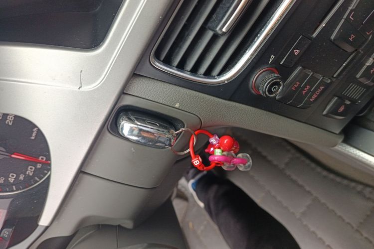 奥迪A4L 2011款 2.0 TFSI 标准型中控内饰7001