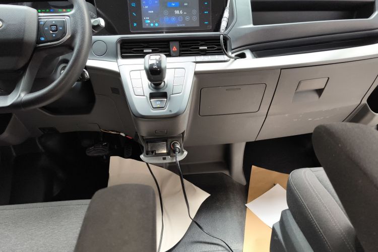 福特 全顺 2023款 2.0T汽油自动多功能商用车中轴低顶5/6座中控内饰18