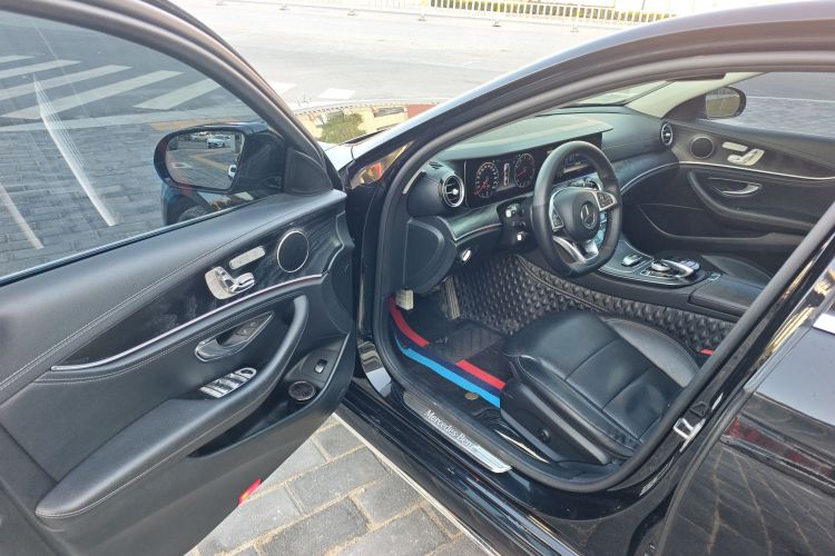 奔驰E级 2017款 E 300 L 运动豪华型中控内饰20