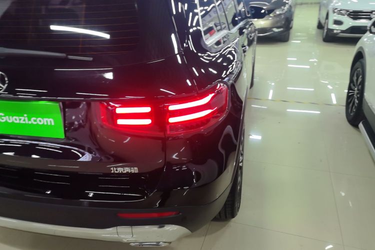 奔驰GLB 2024款 GLB 200 动感型车身外观9