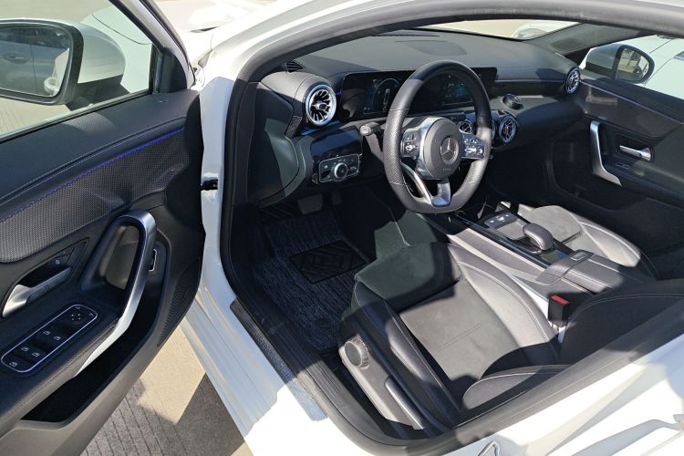 奔驰A级 2019款 A 180 L 运动轿车中控内饰20