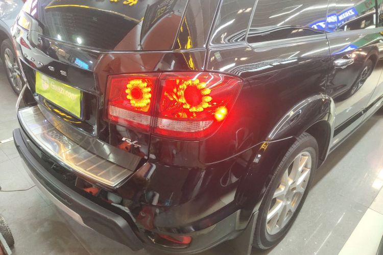 道奇 酷威 2013款 2.4L 两驱尊尚版车身外观9