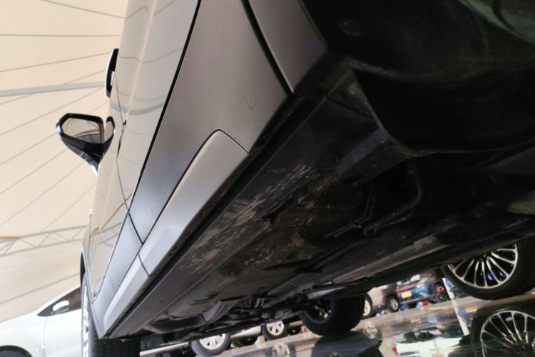 凯迪拉克XT4 2021款 28T 两驱领先型机舱底盘30