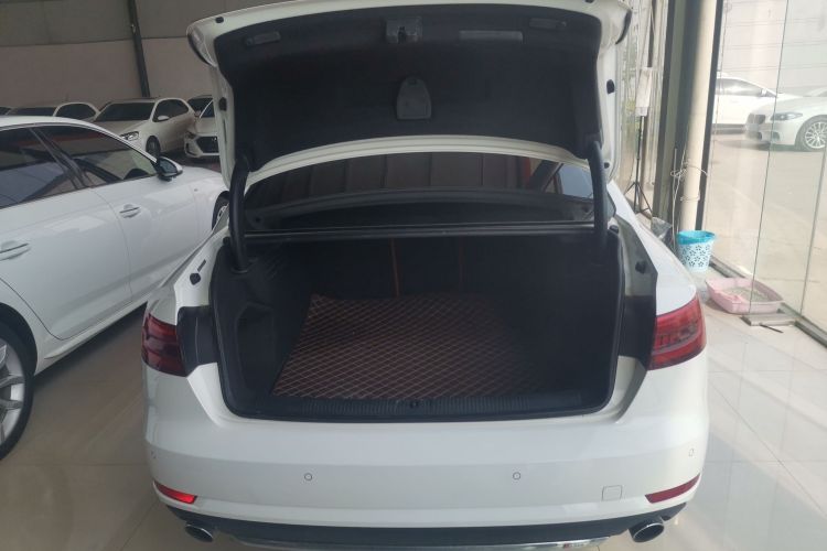 奥迪A4L 2017款 40 TFSI 进取型中控内饰23