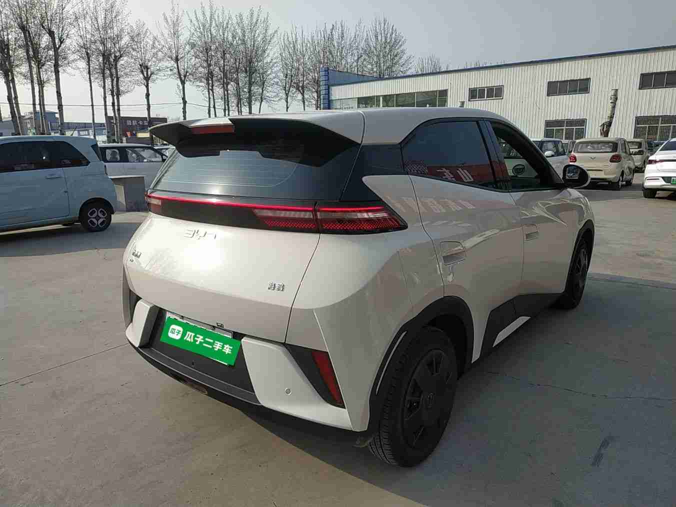 车辆右后45度外观展示