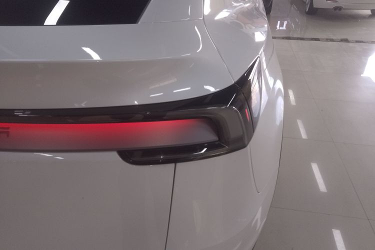 特斯拉 Model Y 2025款 后轮驱动版车身外观9