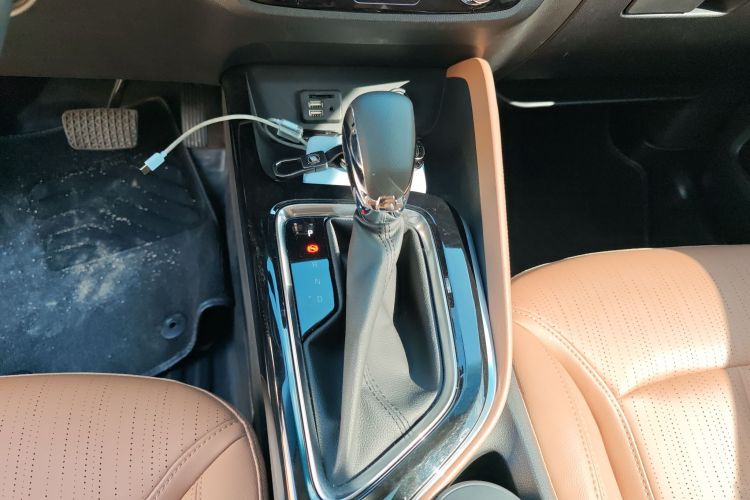 别克GL6 2021款 323T 轻混动互联豪华型中控内饰18