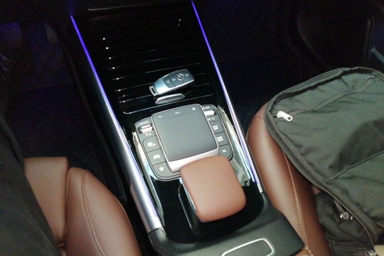 奔驰GLB 2023款 GLB 220 动感型中控内饰18