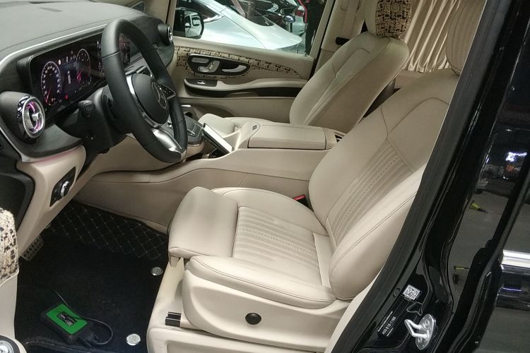奔驰V级 2024款 V 300 L 长轴距尊贵版中控内饰19