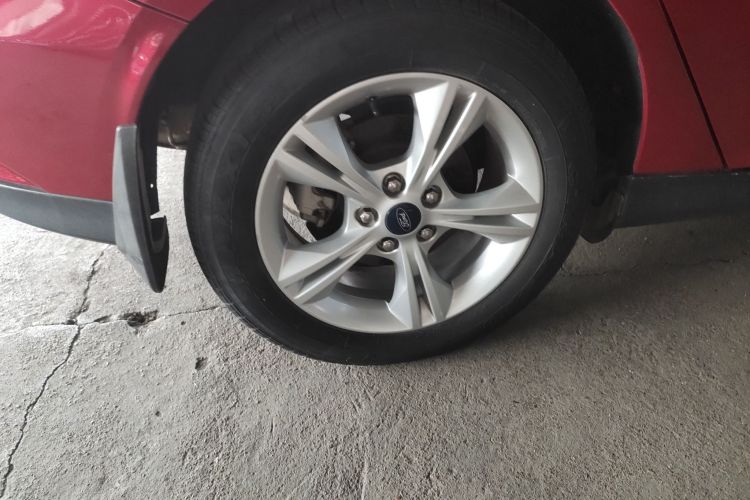 福特 福克斯 2018款 两厢经典 1.6L 自动舒适型智行版车身外观6008