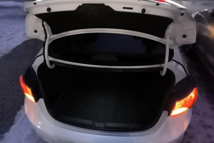 现代 朗动 2012款 1.6L 自动尊贵型机舱底盘23