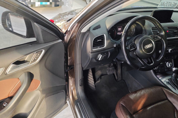 奥迪Q3 2015款 35 TFSI quattro 技术型中控内饰20