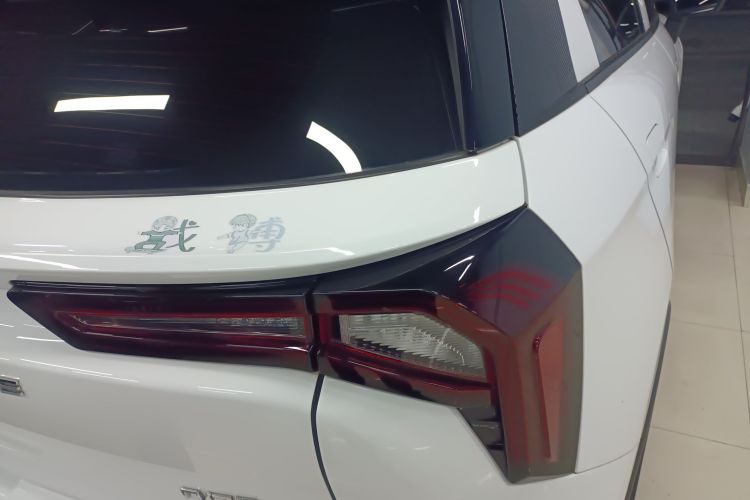 吉利几何E萤火虫 2024款 401km 星光车身外观9