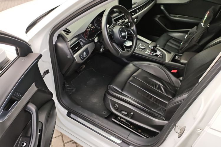 奥迪A4L 2017款 40 TFSI 进取型中控内饰20