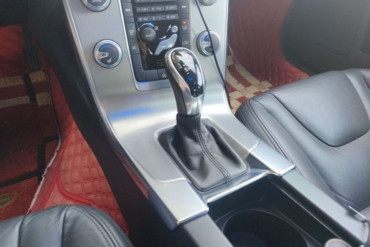 沃尔沃S60 2015款 S60L 2.0T 智远版中控内饰18